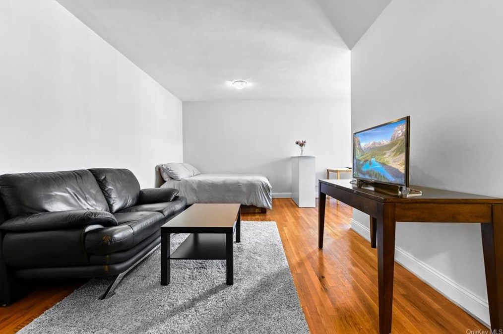 81-05 35th Ave, Flushing, NY 11372