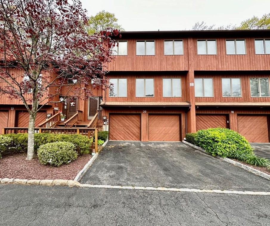 20 Omni Ct, New City, NY 10956-5221