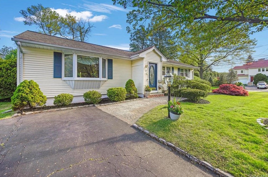 2 Debra Lee Ct, West Nyack, NY 10994