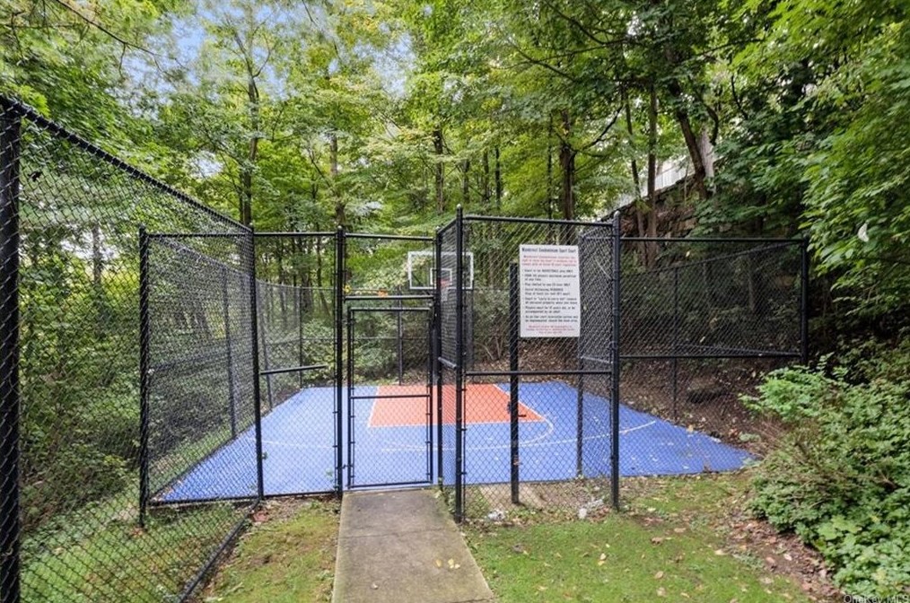52 Deer Tree Ln, Briarcliff NY  10510-1751 exterior