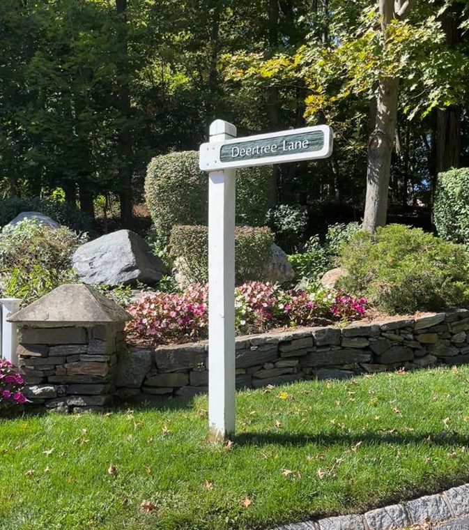 52 Deer Tree Ln, Briarcliff NY  10510-1751 exterior