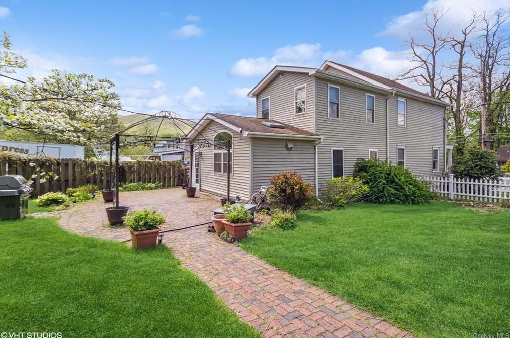 7 Maple St, Beacon, NY 12508