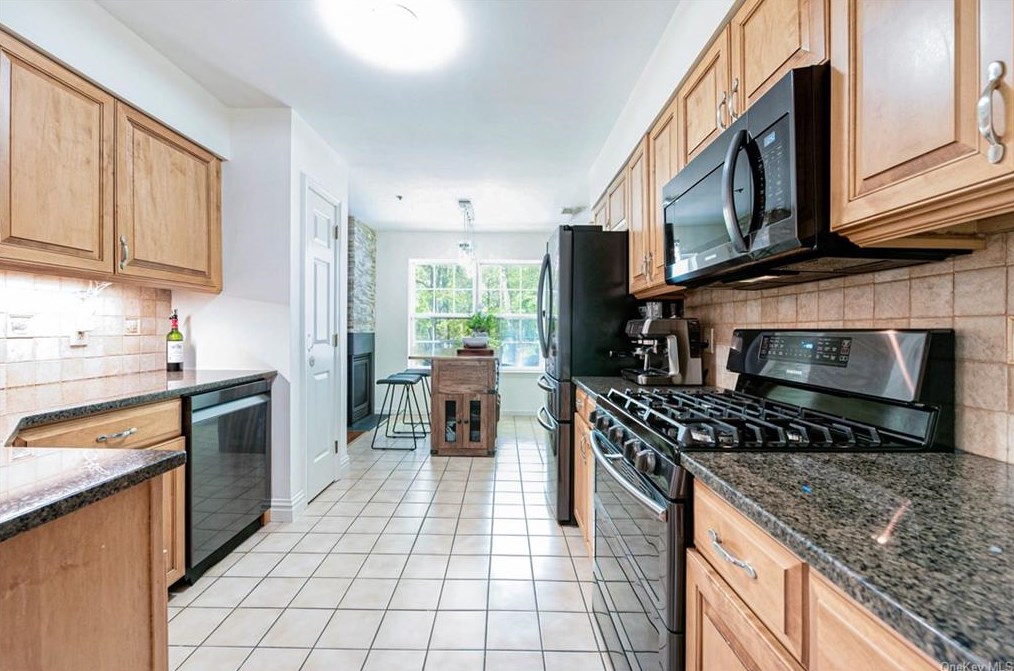 1402 Chadwick Ct, North Tarrytown NY  10591-5036 exterior
