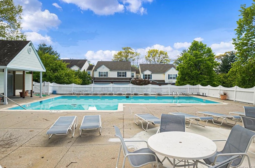 1402 Chadwick Ct, North Tarrytown NY  10591-5036 exterior