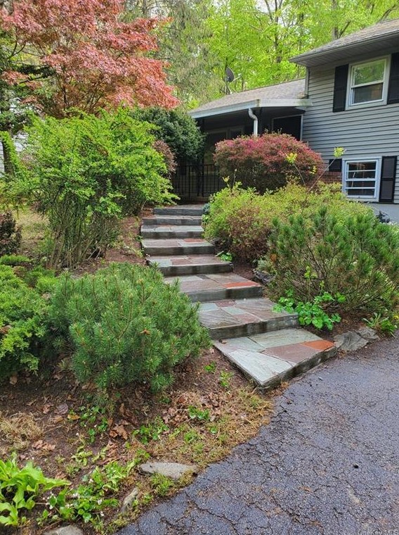 84 Sarvis Ln, Newburgh, NY 12550-8824