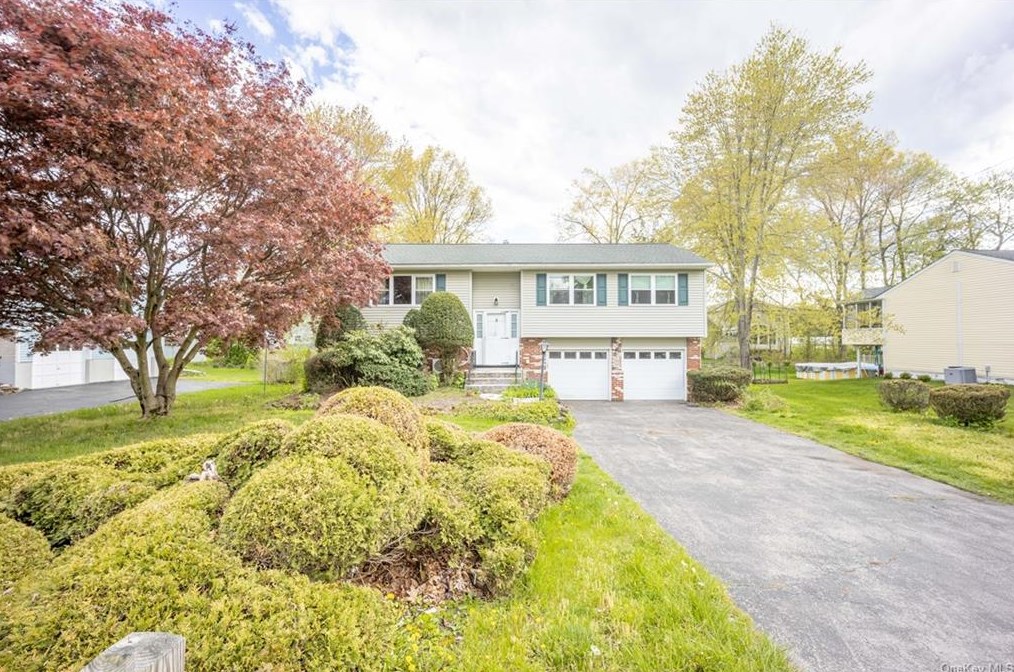 33 Sutton Park Rd, Poughkeepsie, NY 12603