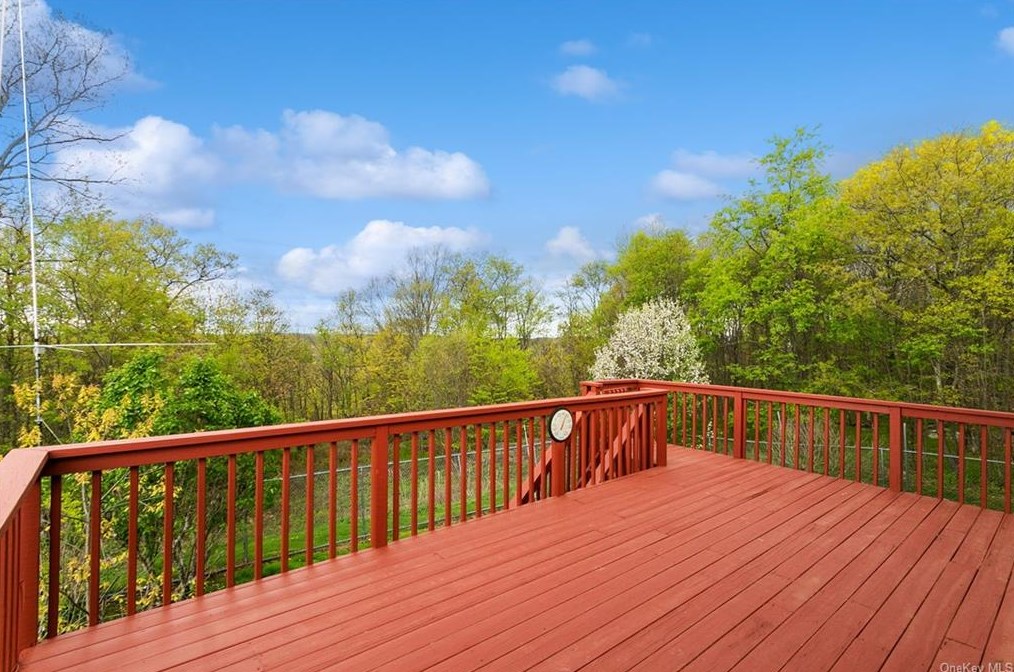 12 Oskar Dr, Mahopac, NY 10541