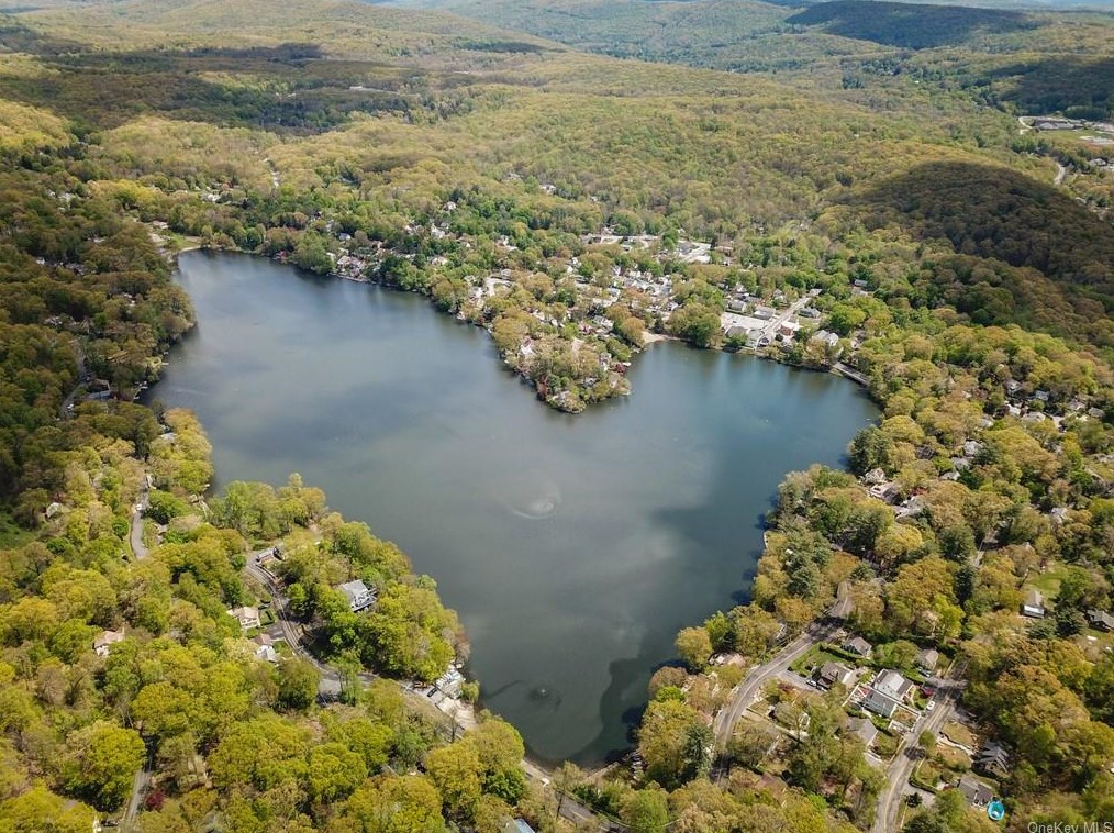 75 Lake Dr, Lake Peekskill, NY 10537-1234