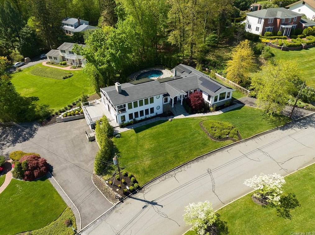 20 Terra Mar Dr, Hunt, NY 11743-1449