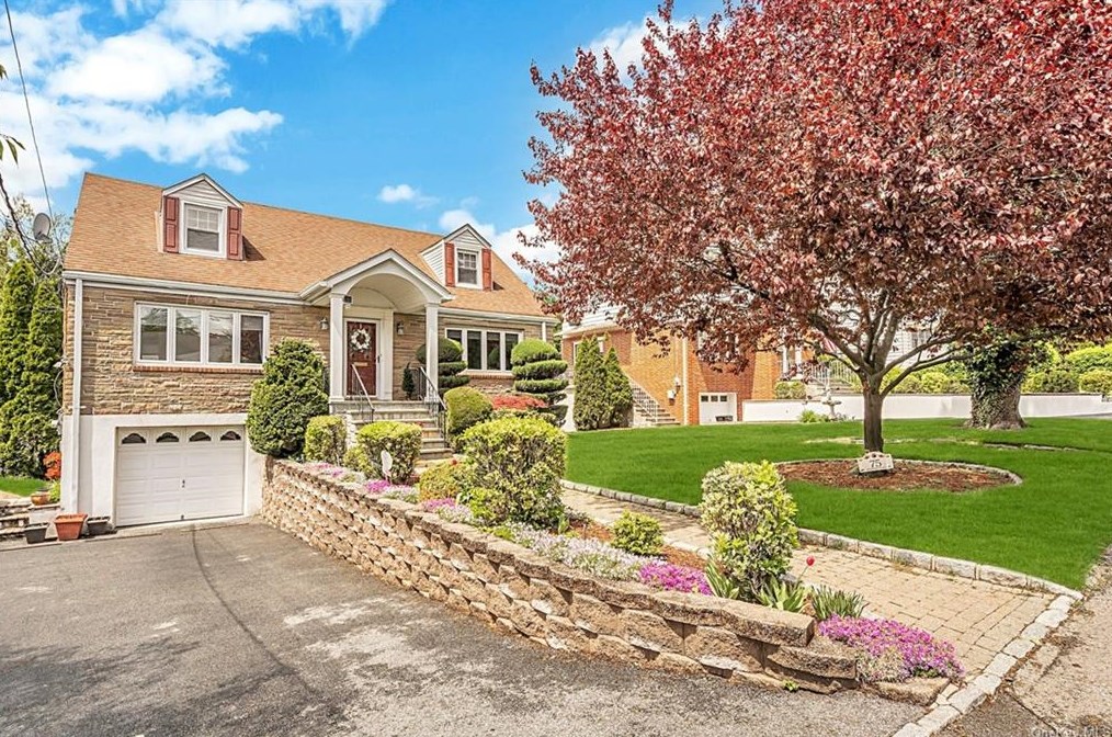 75 Mohawk Rd, Yonkers, NY 10710-5027