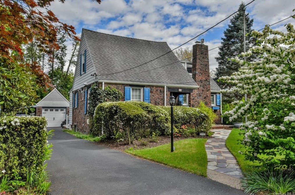 25 Livingston St, Tappan, NY 10983-2407