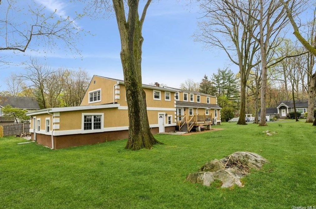 25 Robertson Dr, Chestnut Ridge, NY 10965