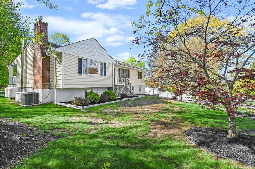 73 Leeside Dr, Kent Lakes, NY 10512-4718