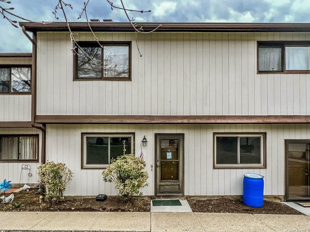 27 Crows Nest Ln, Danbury, CT 06810