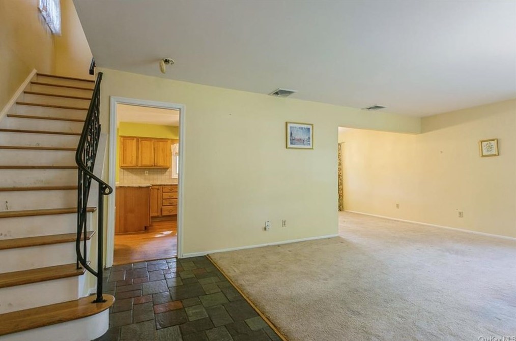 2 Douglas Dr, Pleasantville, NY 10570