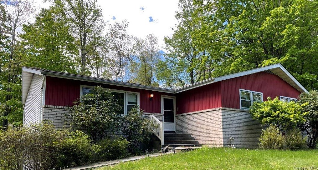 65 Pascack Rd, Chestnut Ridge, NY 10965