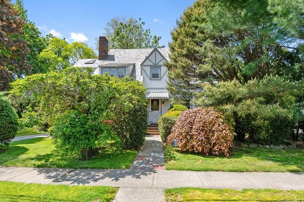 165 Colonial Pkwy, Yonkers, NY 10710-3818