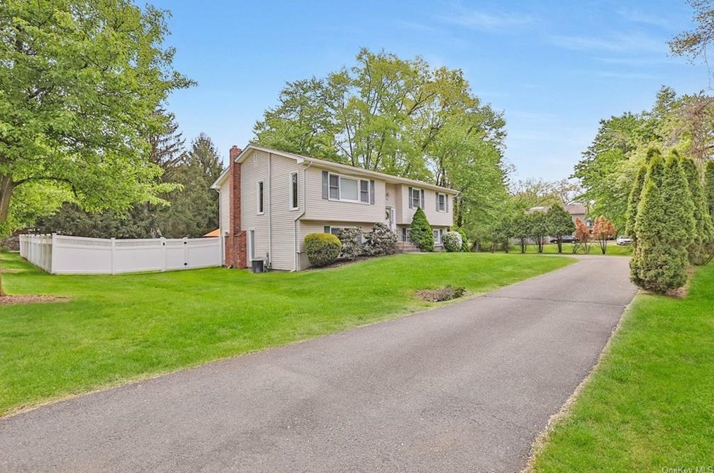 7 Alex Ct, West Nyack, NY 10994