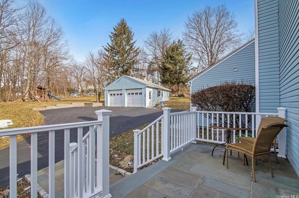 32 Juniper Dr, Mahopac, NY 10541