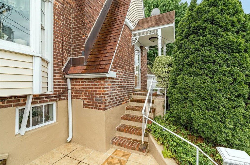 34 Hunt Ave, Yonkers, NY 10710-5431
