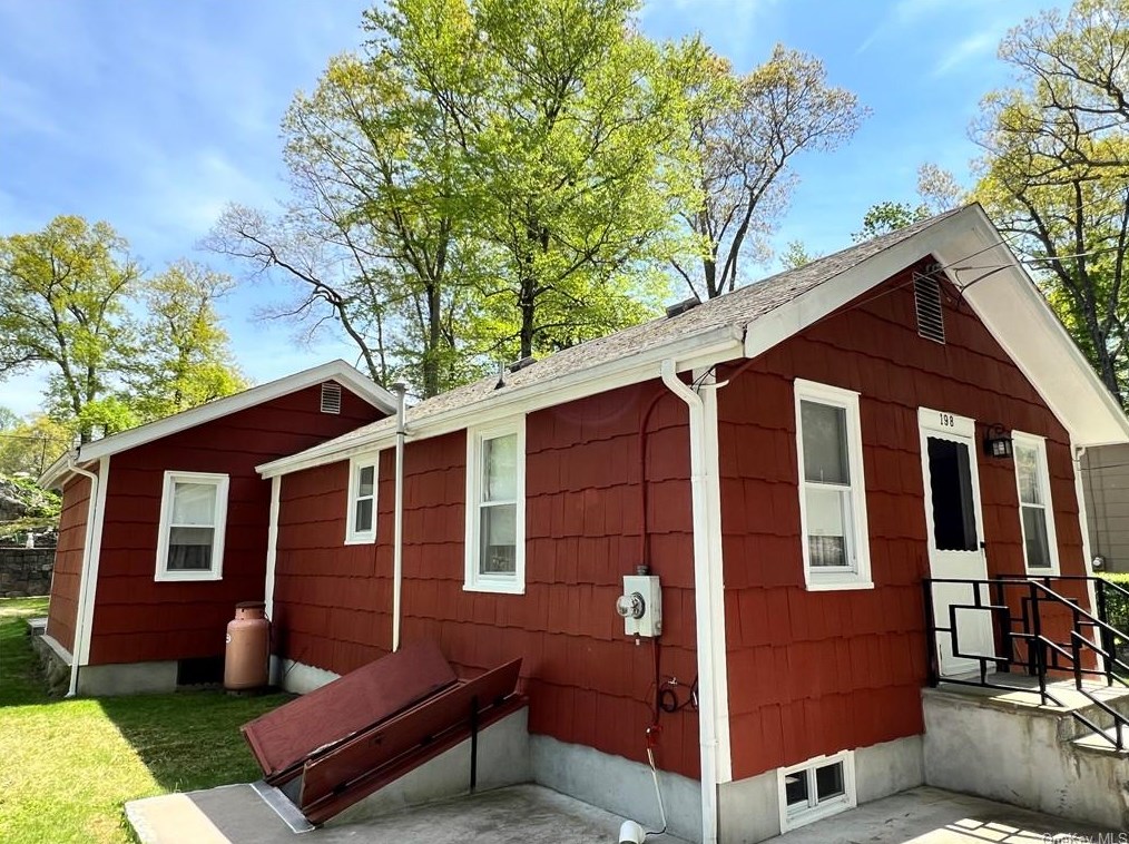 198 Walnut Rd, Lake Peekskill, NY 10537-1508