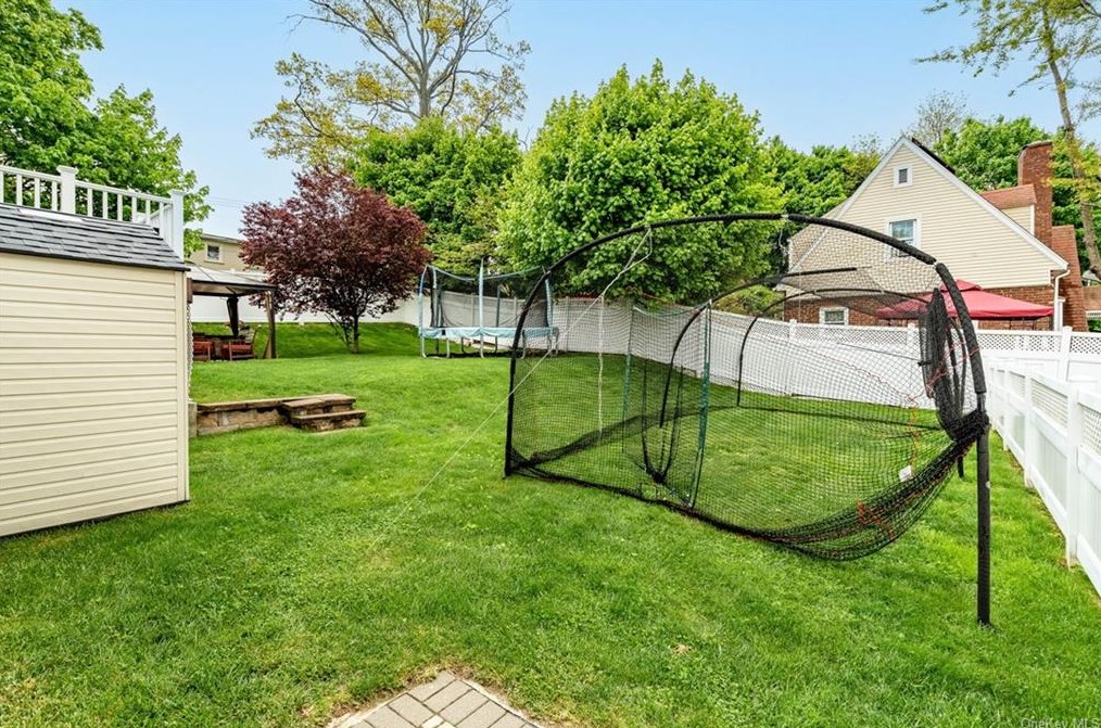 40 Hunt Ave, Yonkers NY  10710-5431 exterior