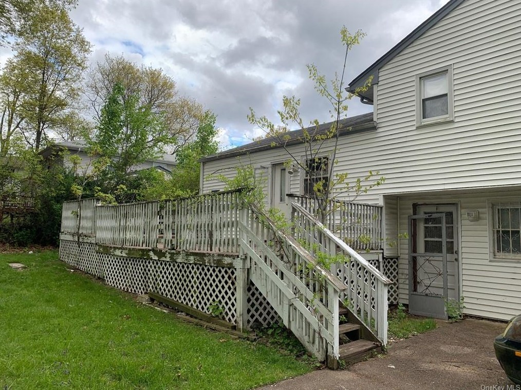 25 Trinity Ave, Chestnut Ridge NY  10977-3025 exterior