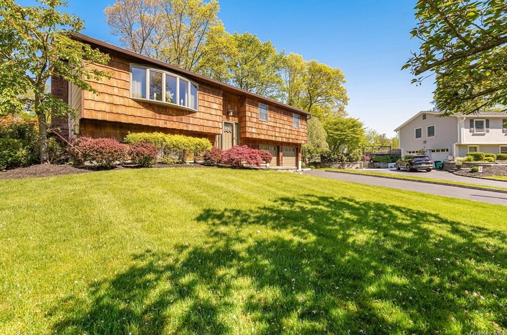 11 Durham Ln, Airmont, NY 10901