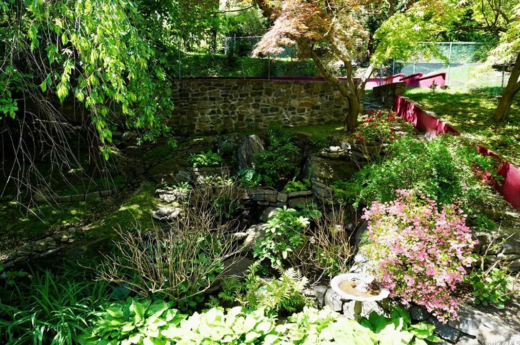 359 Sprain Rd, Yonkers NY  10710-3441 exterior