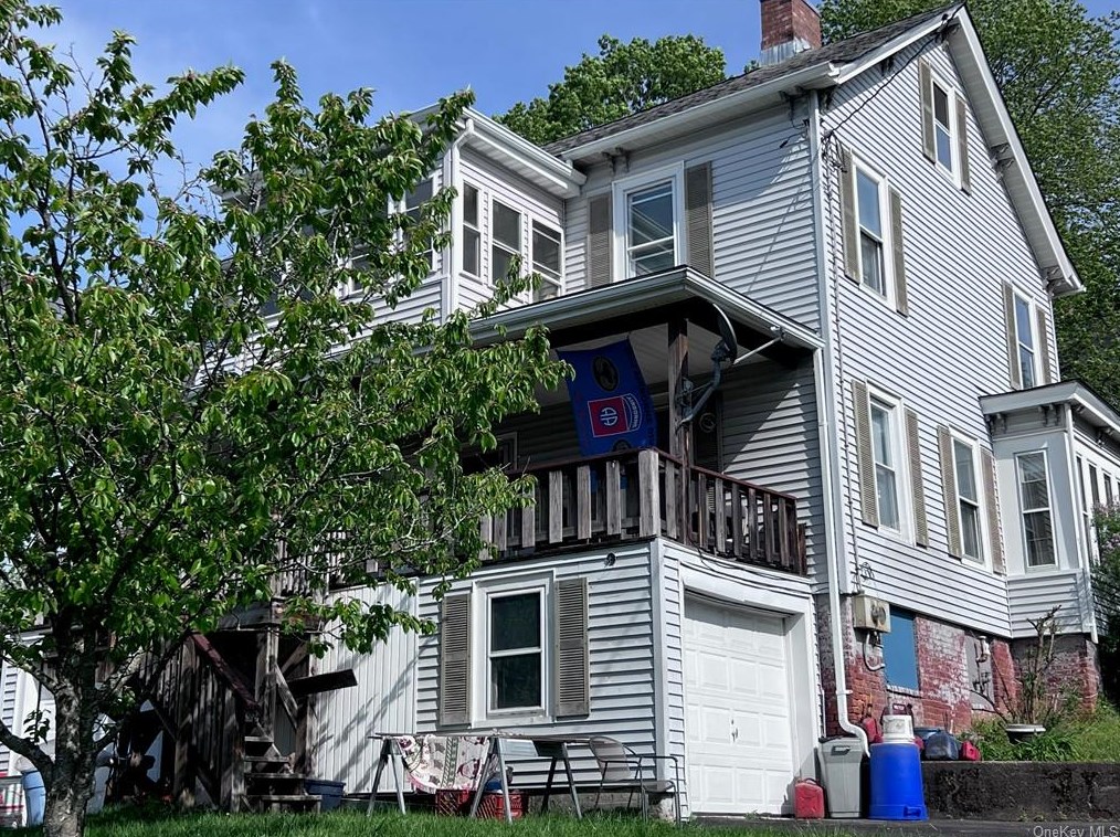 49 Maple St, Walden, NY 12586-1813