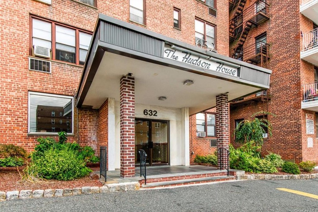 632 Warburton Ave, Yonkers NY  10706-1507 exterior