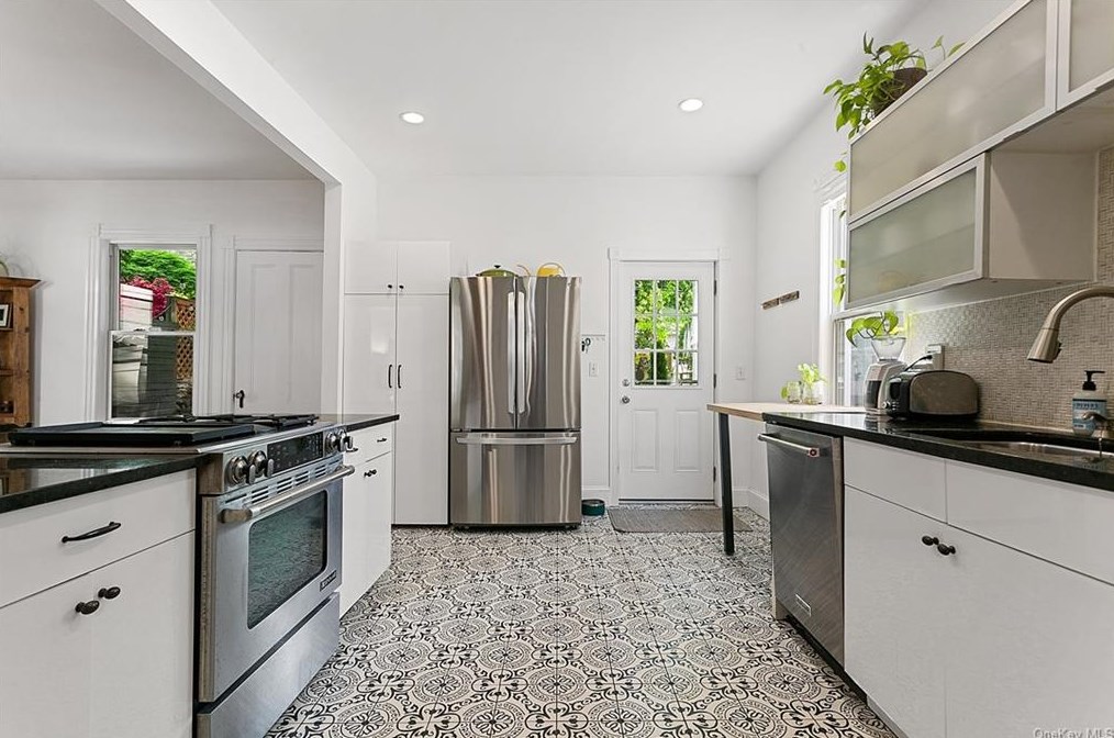 55 Legrande Ave, North Tarrytown NY  10591-3405 exterior