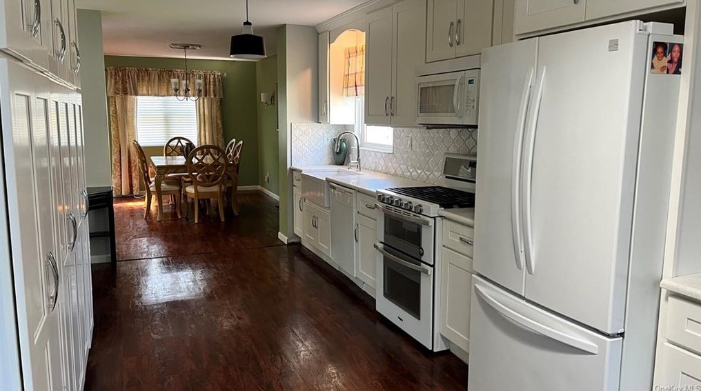 21 Davis St, Roosevelt, NY 11575