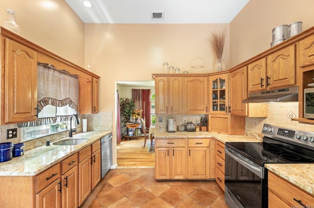 334 Fair St, Kent Lakes NY  10512-6141 exterior