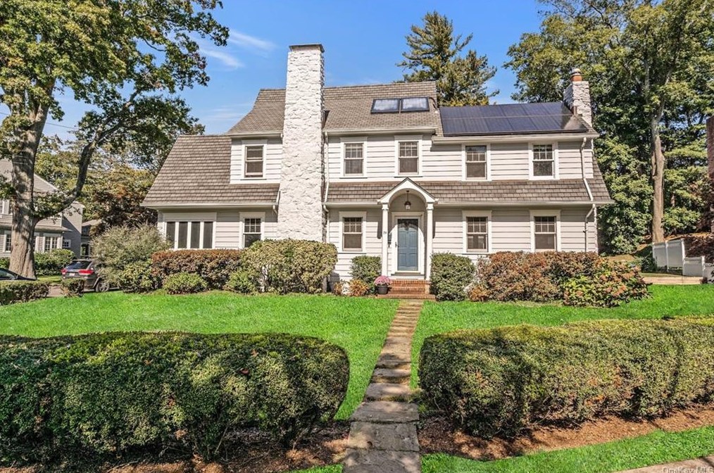 74 E Brookside Dr, Larchmont, NY 10538