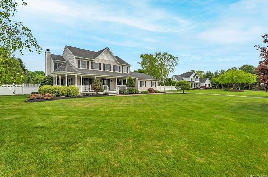 265 Hidden Pond Path, Wildwood, NY 11792-2184