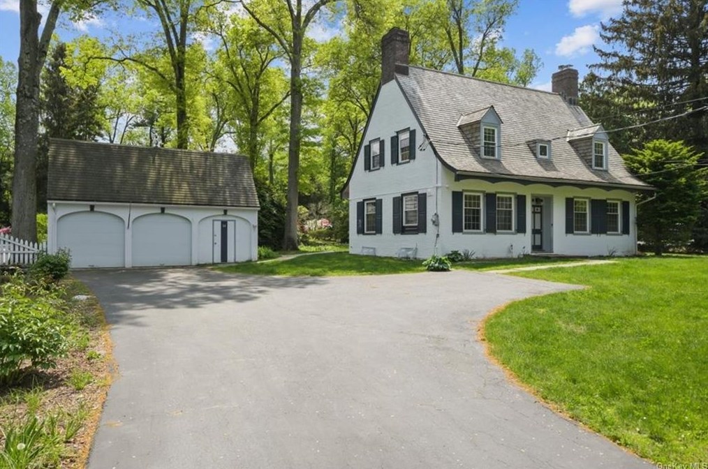 32 Paret Ln, Hartsdale, NY 10530