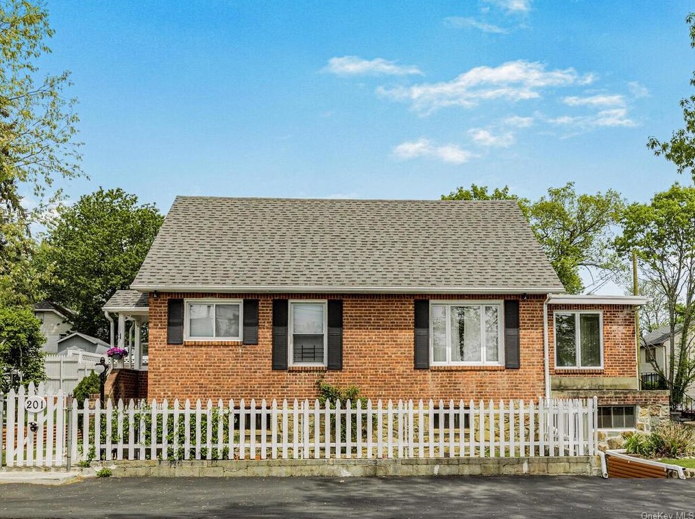 201 Elm Rd, Mahopac, NY 10541