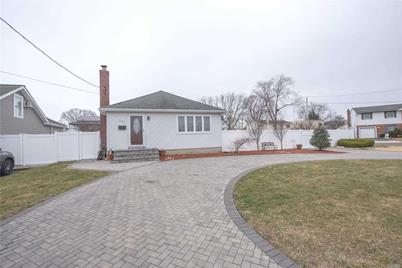 105 W Lake Drive, Lindenhurst, NY 11757 - Photo 1