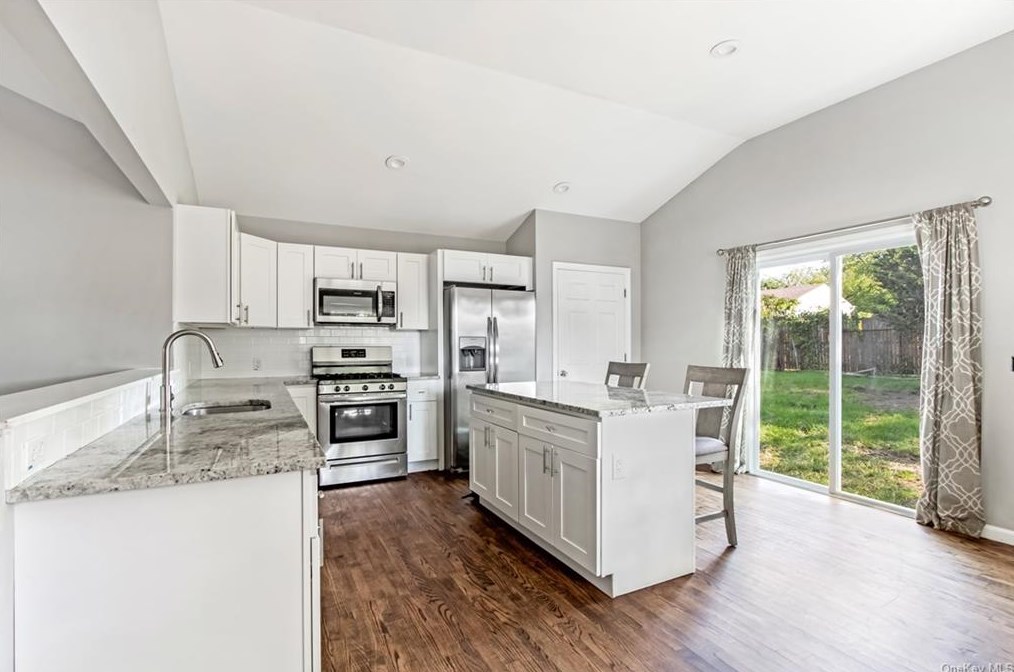 2907 Falcon Ave, Gordon Heights, NY 11763-1976