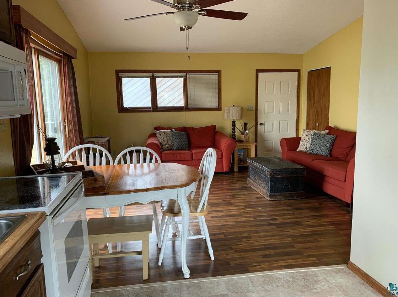 906 Lakeview Dr, Scanlon, MN 55720