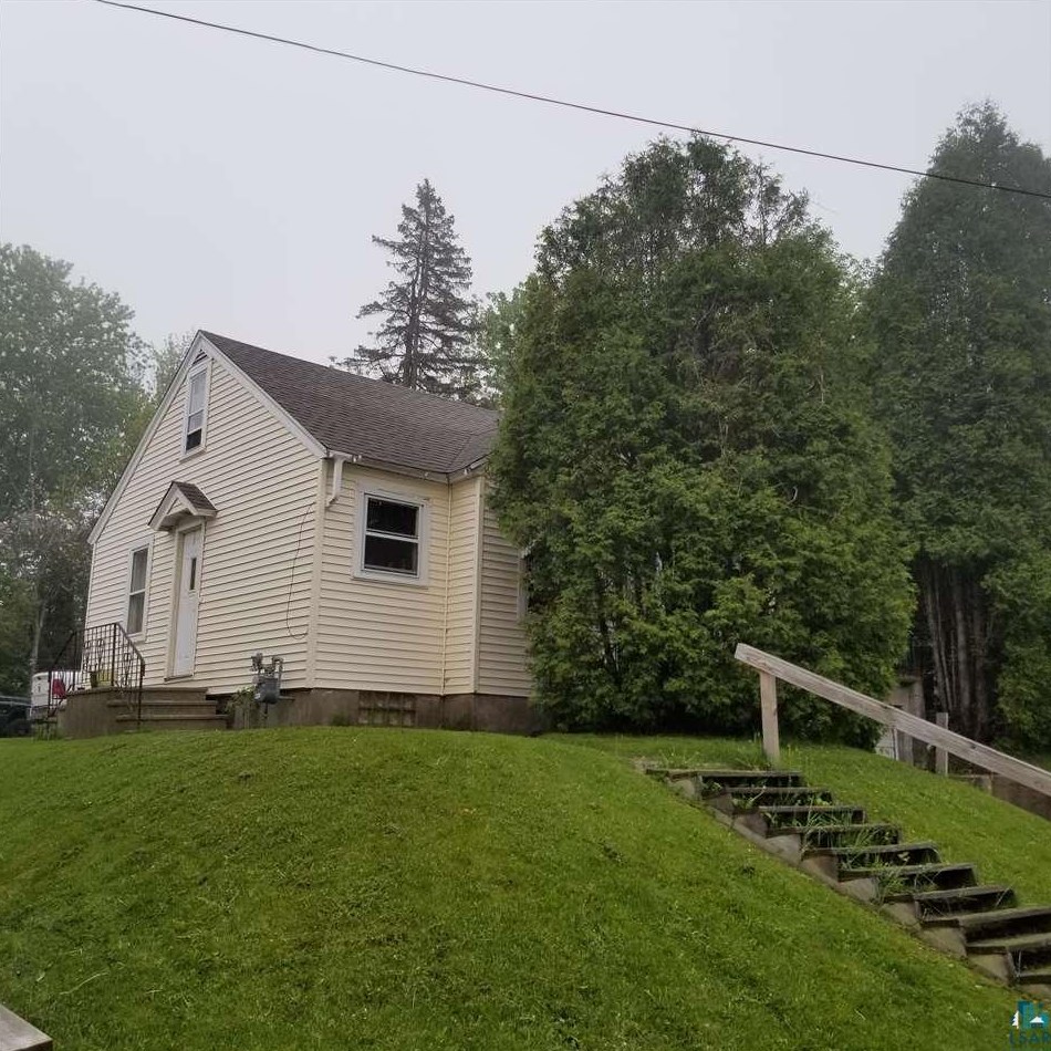 312 16th St, Scanlon, MN 55720