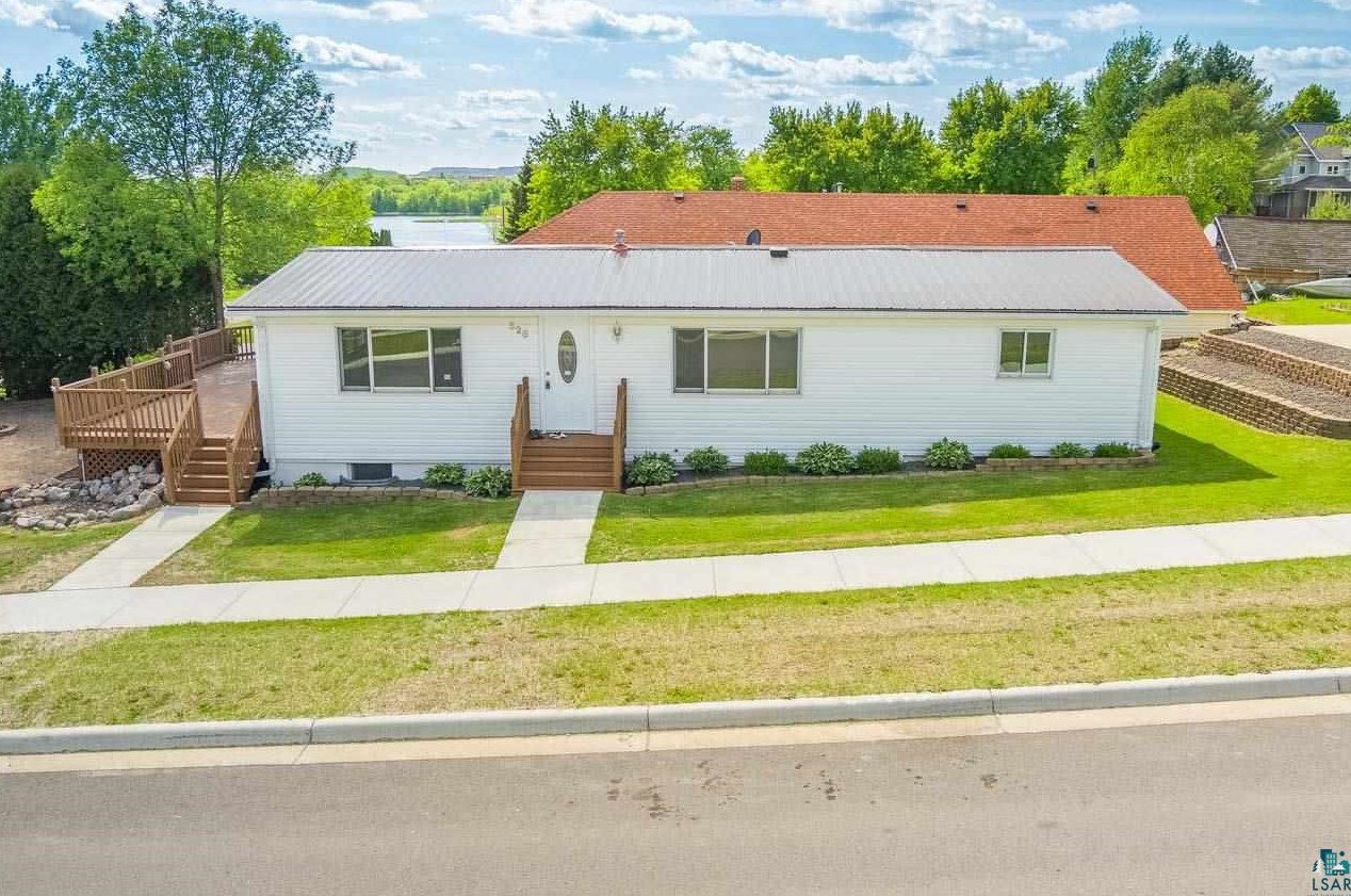 526 E Lake St, Chisholm, MN 55719