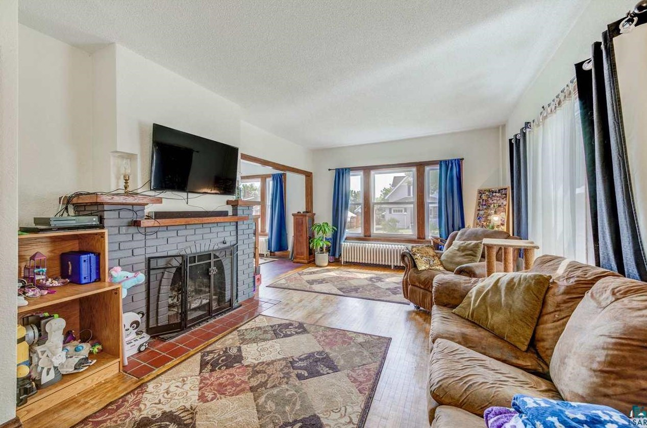 47 8th St, Scanlon, MN 55820