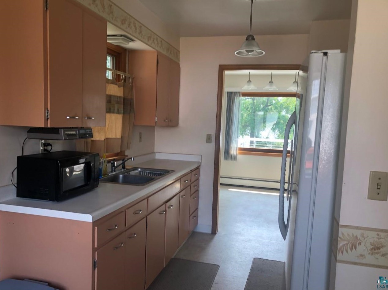 132 Lakeshore Dr, Moose Lake, MN 55767-9402