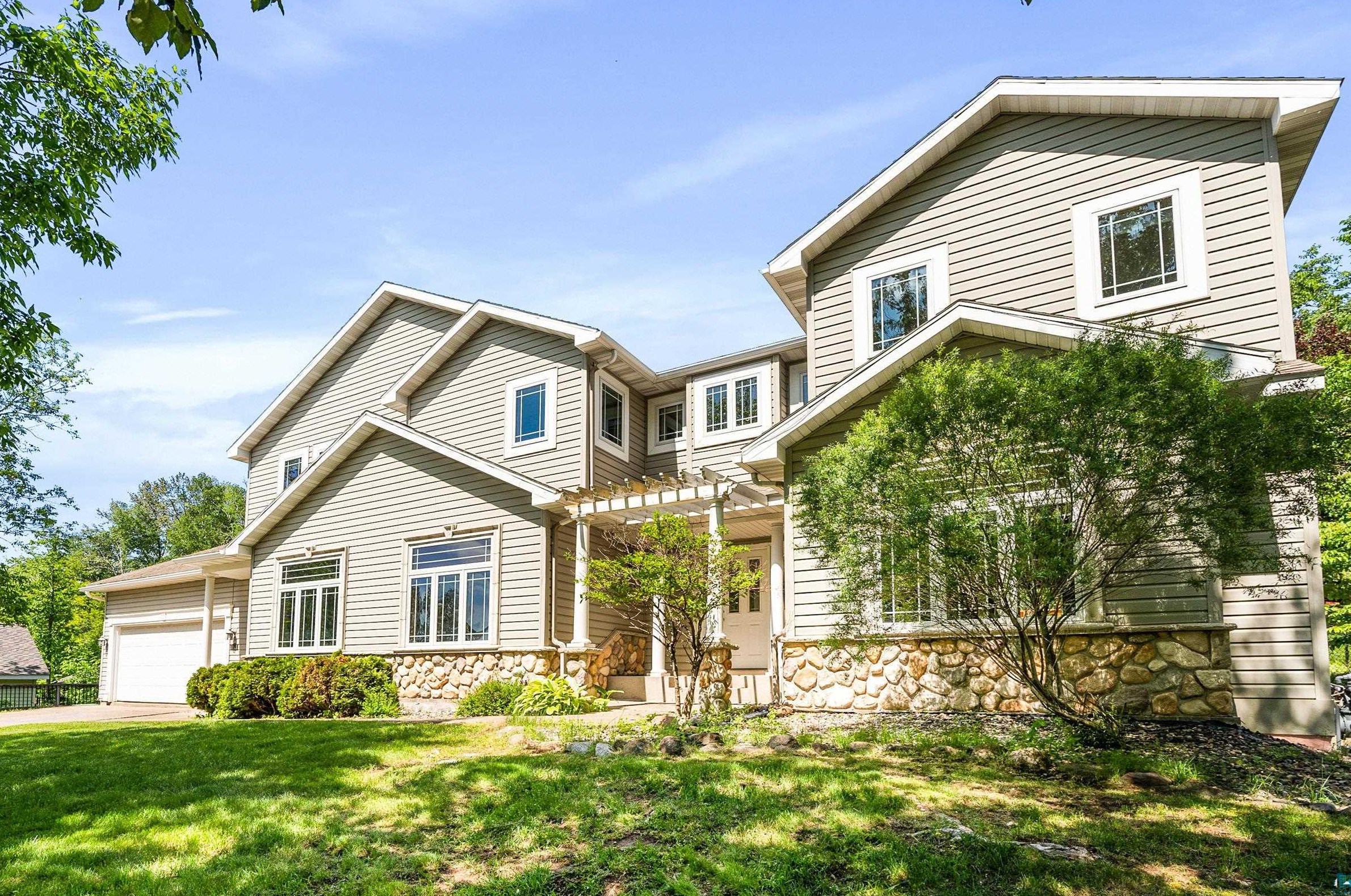 1123 Valley Dr, Duluth, MN 55804