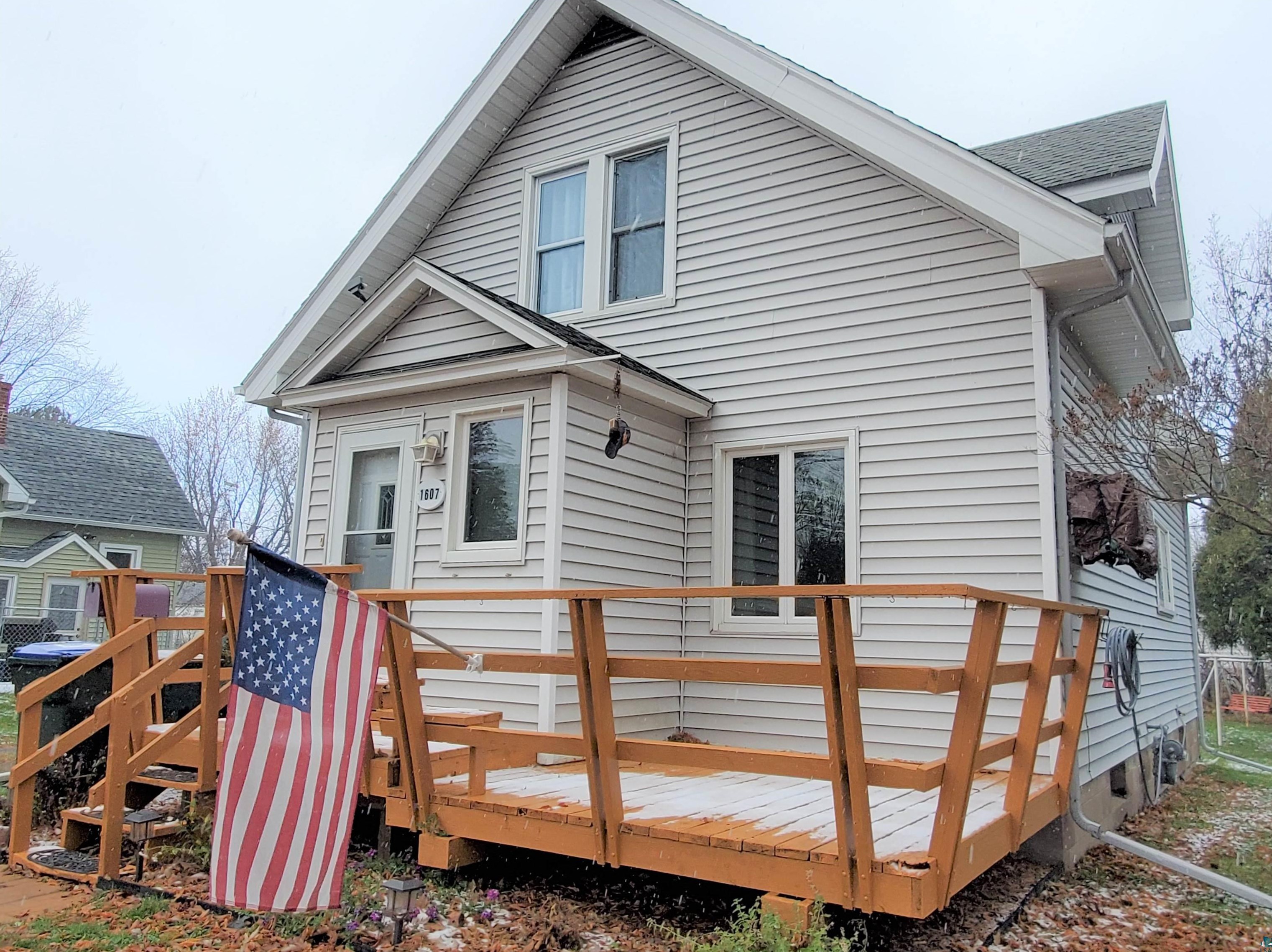 1607 Fairview Ave, Scanlon, MN 55720