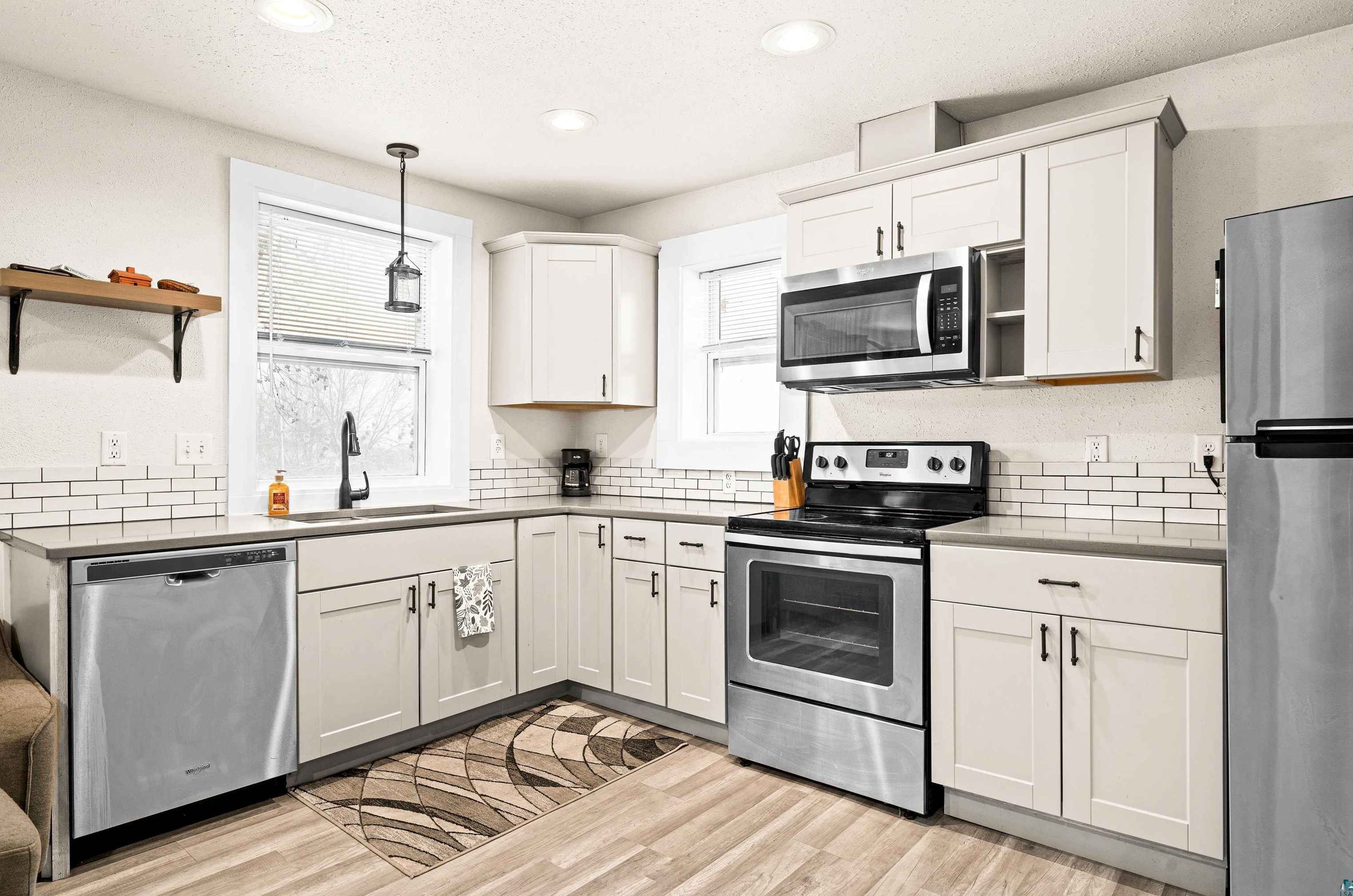 22 N 10th St, Scanlon, MN 55720