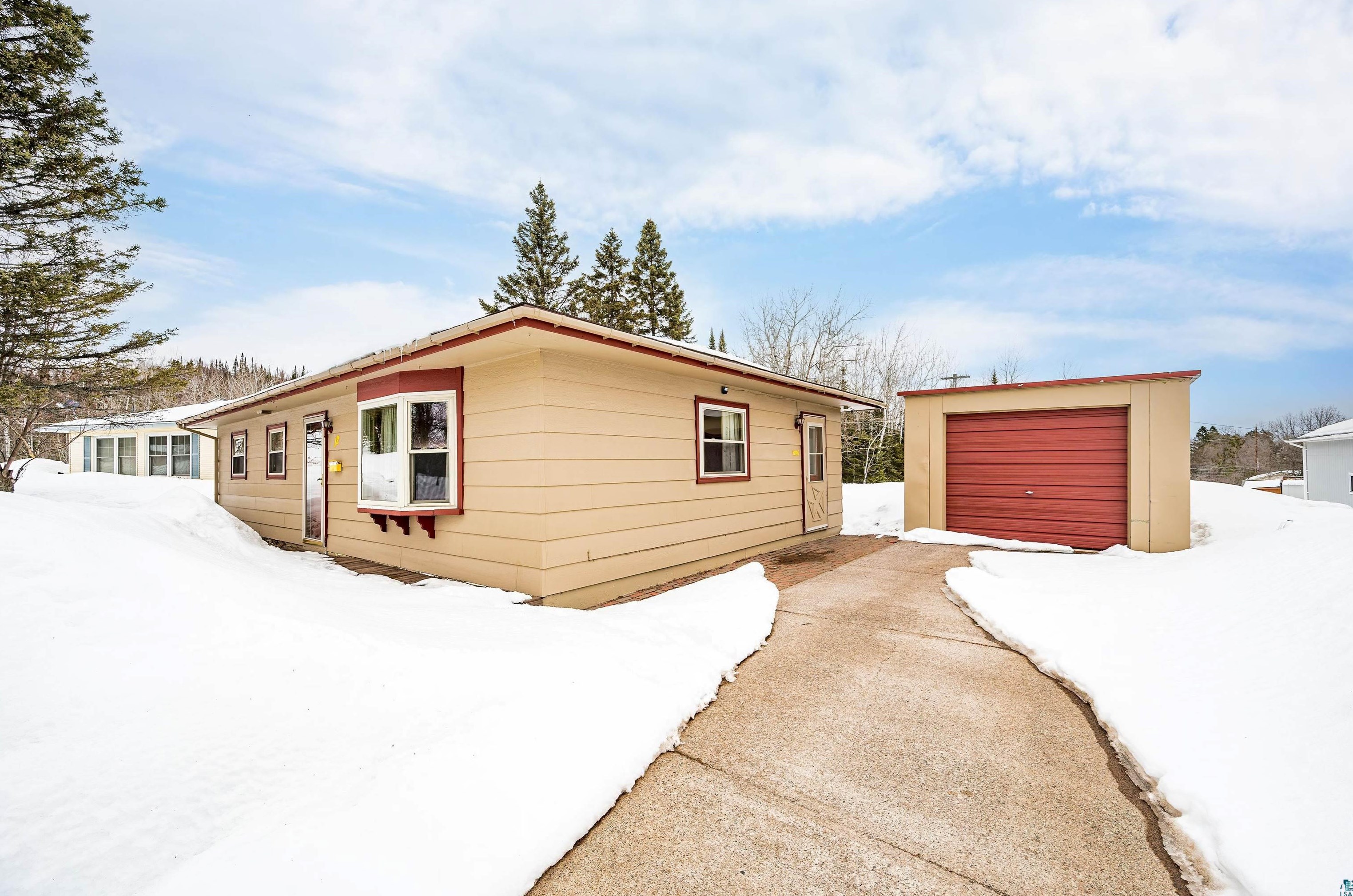 12 Garden Dr, Silver Bay, MN 55614