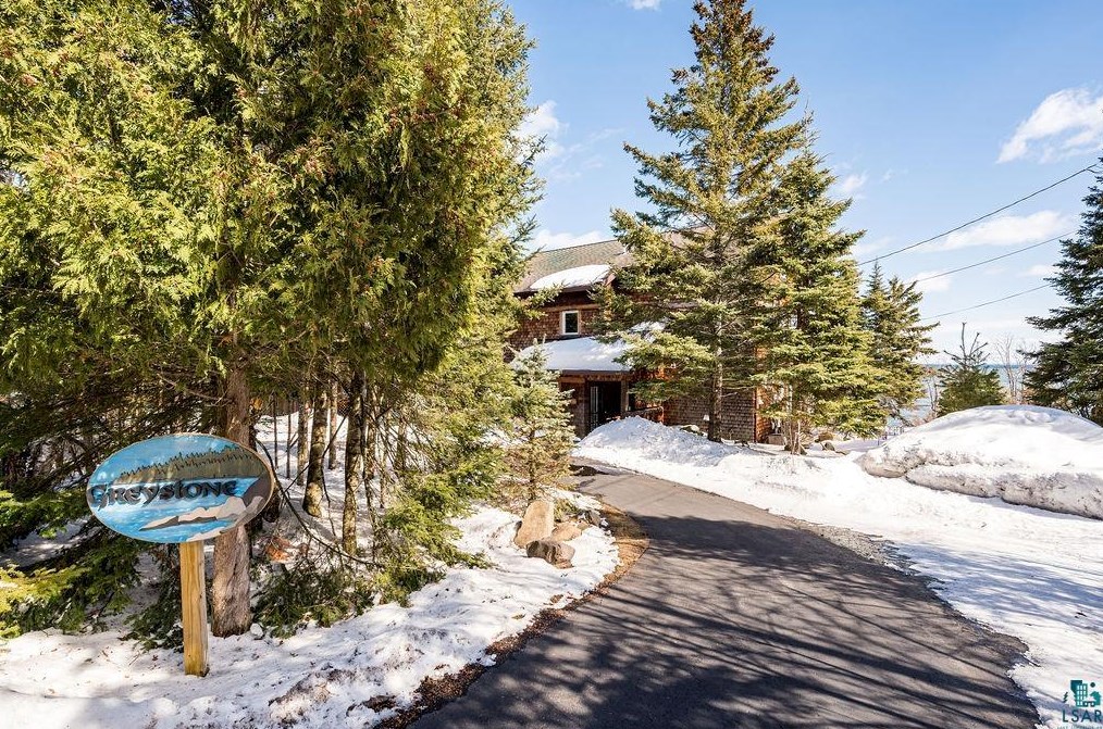 5862 N Shore Dr, Duluth, MN 55804